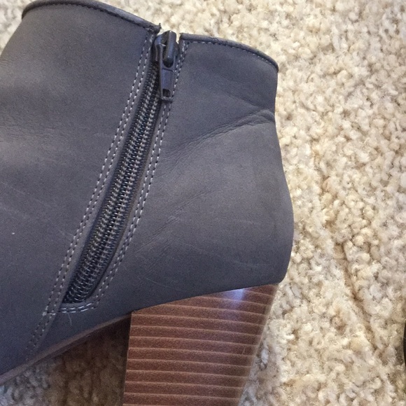 High heel low top boots - Picture 3 of 5